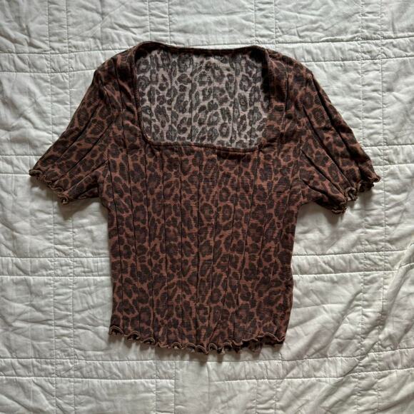 American Eagle Tops - American Eagle Leopard print crop top square neckline sz M ruffles classic